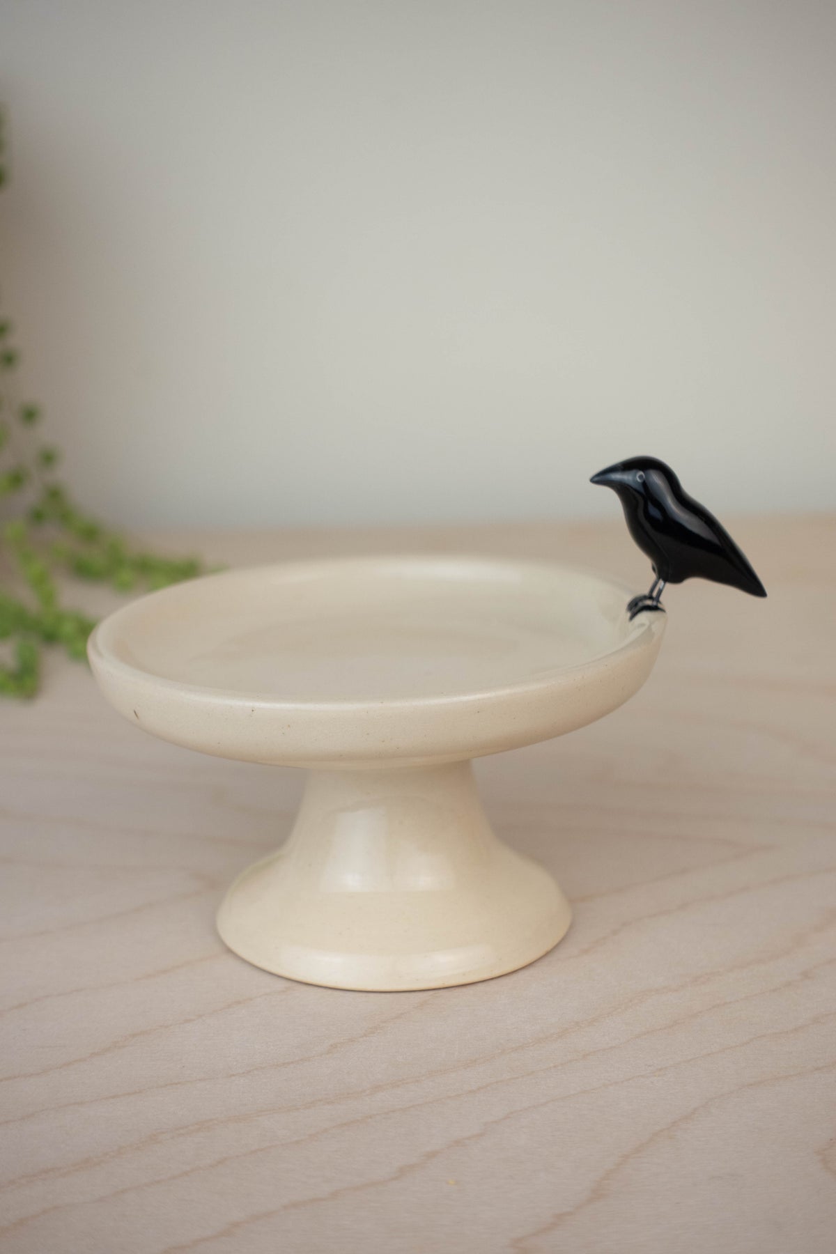 Bird Bath Pedestal Dish (American Crow)