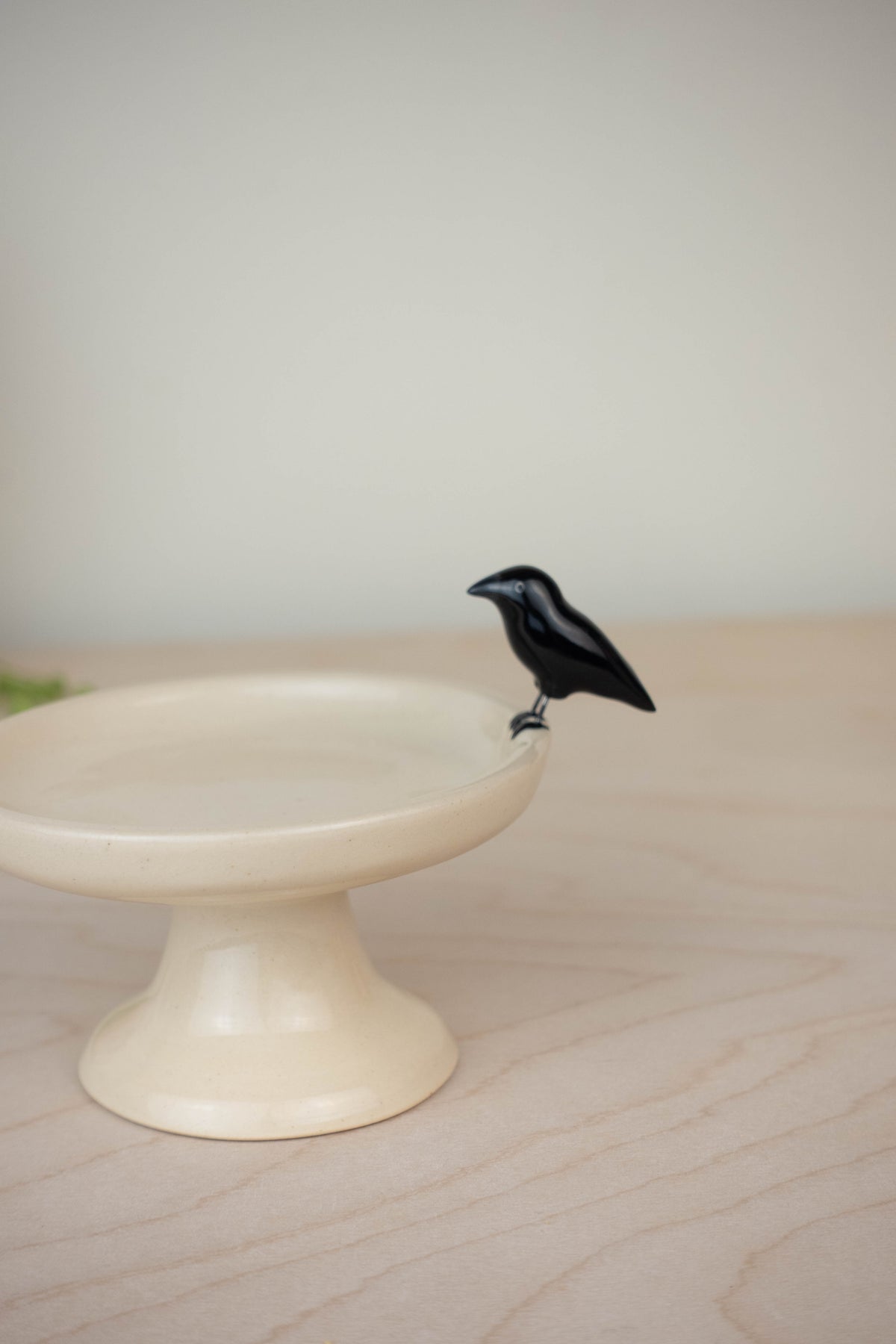 Bird Bath Pedestal Dish (American Crow)