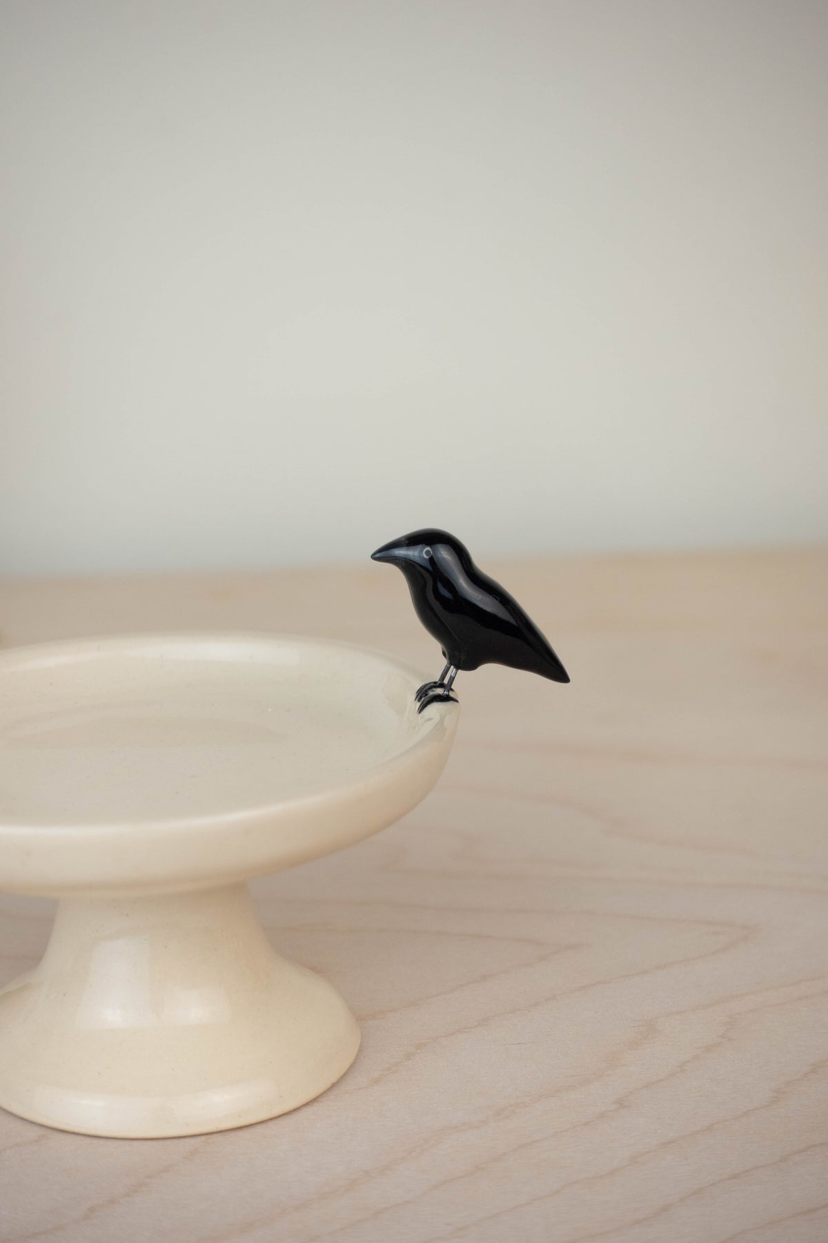Bird Bath Pedestal Dish (American Crow)
