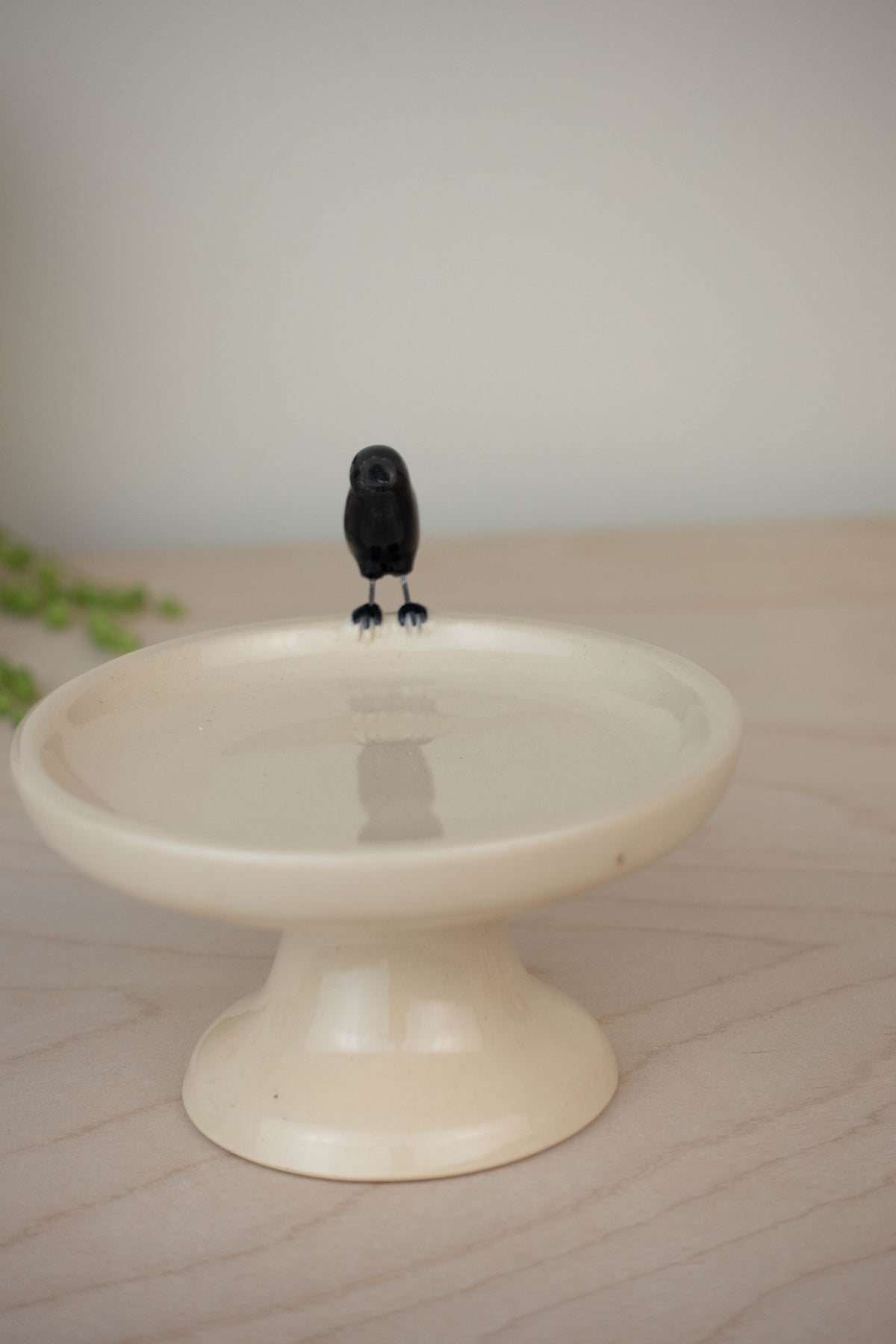 Bird Bath Pedestal Dish (American Crow)